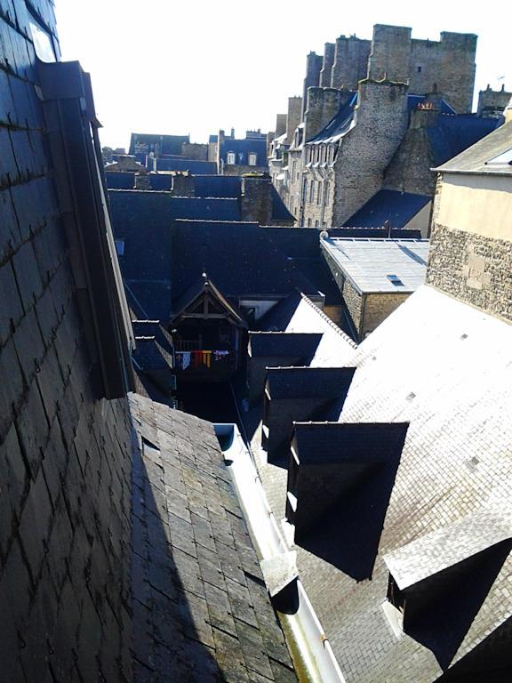 Hotel De La Tour De L'Horloge Dinan Exterior photo