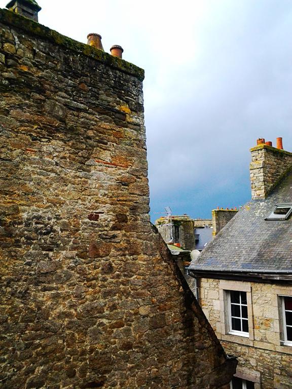 Hotel De La Tour De L'Horloge Dinan Exterior photo
